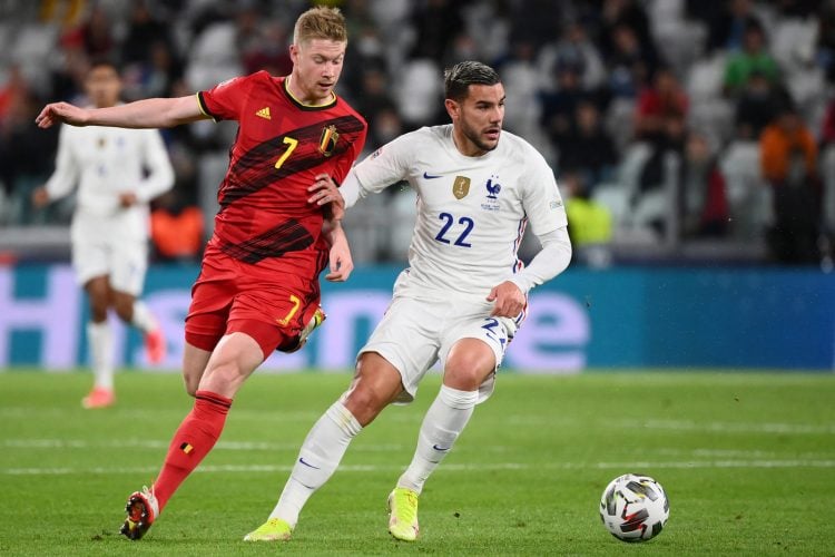 Theo Hernandez (kanan) berebut bola dengan Kevin De Bruyne. Theo mulai klop dengan skema baru Prancis.
